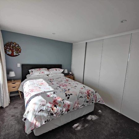 Fully Renovated Hillside Apartment Close To City Christchurch Extérieur photo