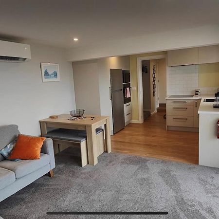 Fully Renovated Hillside Apartment Close To City Christchurch Extérieur photo