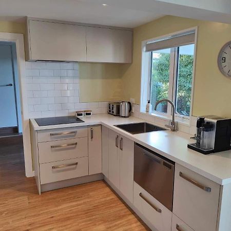 Fully Renovated Hillside Apartment Close To City Christchurch Extérieur photo