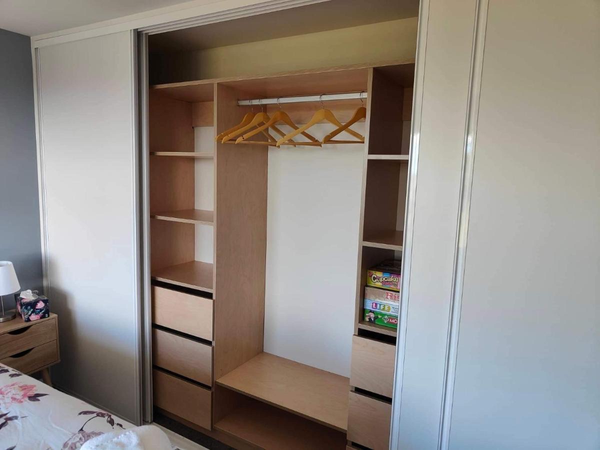 Fully Renovated Hillside Apartment Close To City Christchurch Extérieur photo