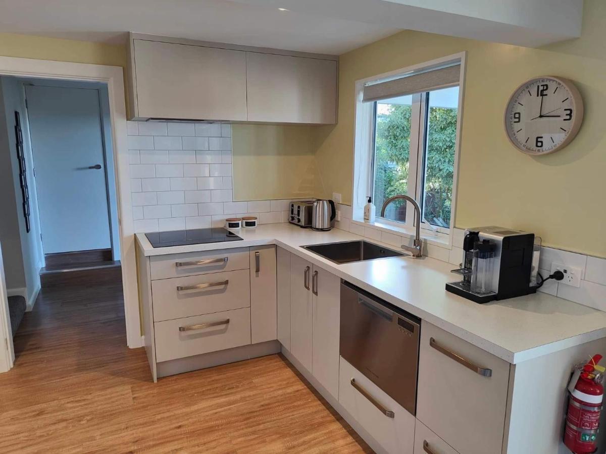 Fully Renovated Hillside Apartment Close To City Christchurch Extérieur photo