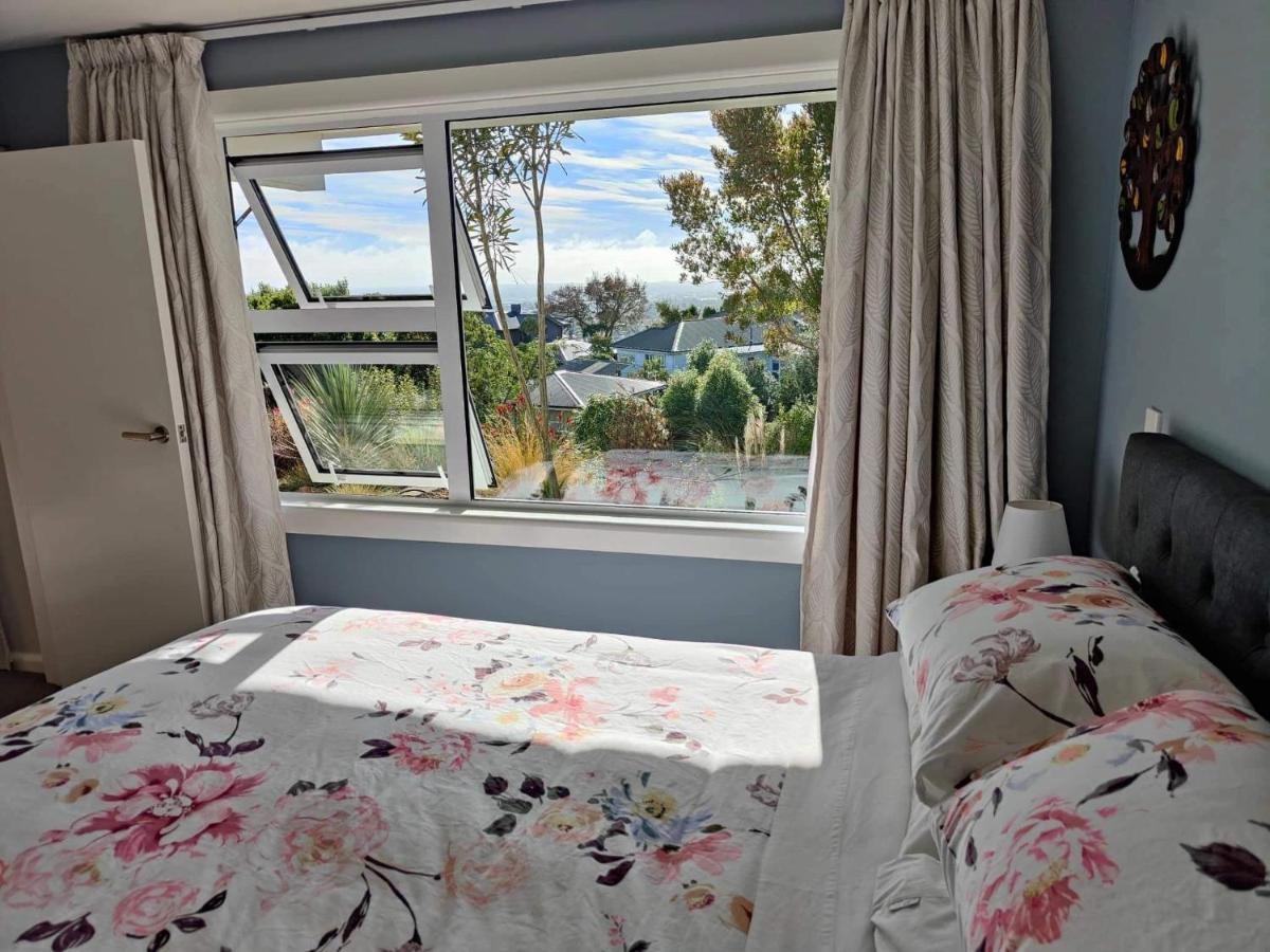 Fully Renovated Hillside Apartment Close To City Christchurch Extérieur photo