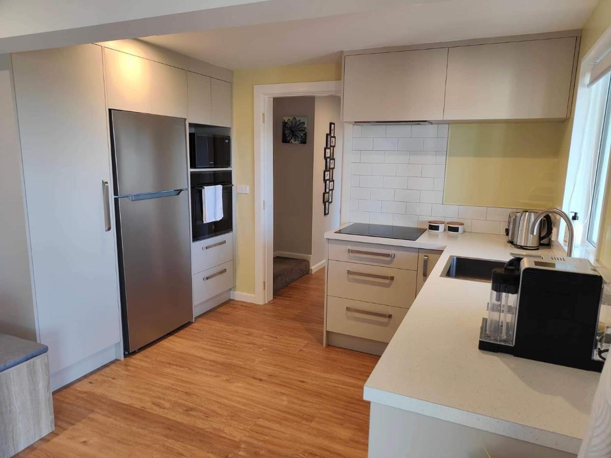 Fully Renovated Hillside Apartment Close To City Christchurch Extérieur photo