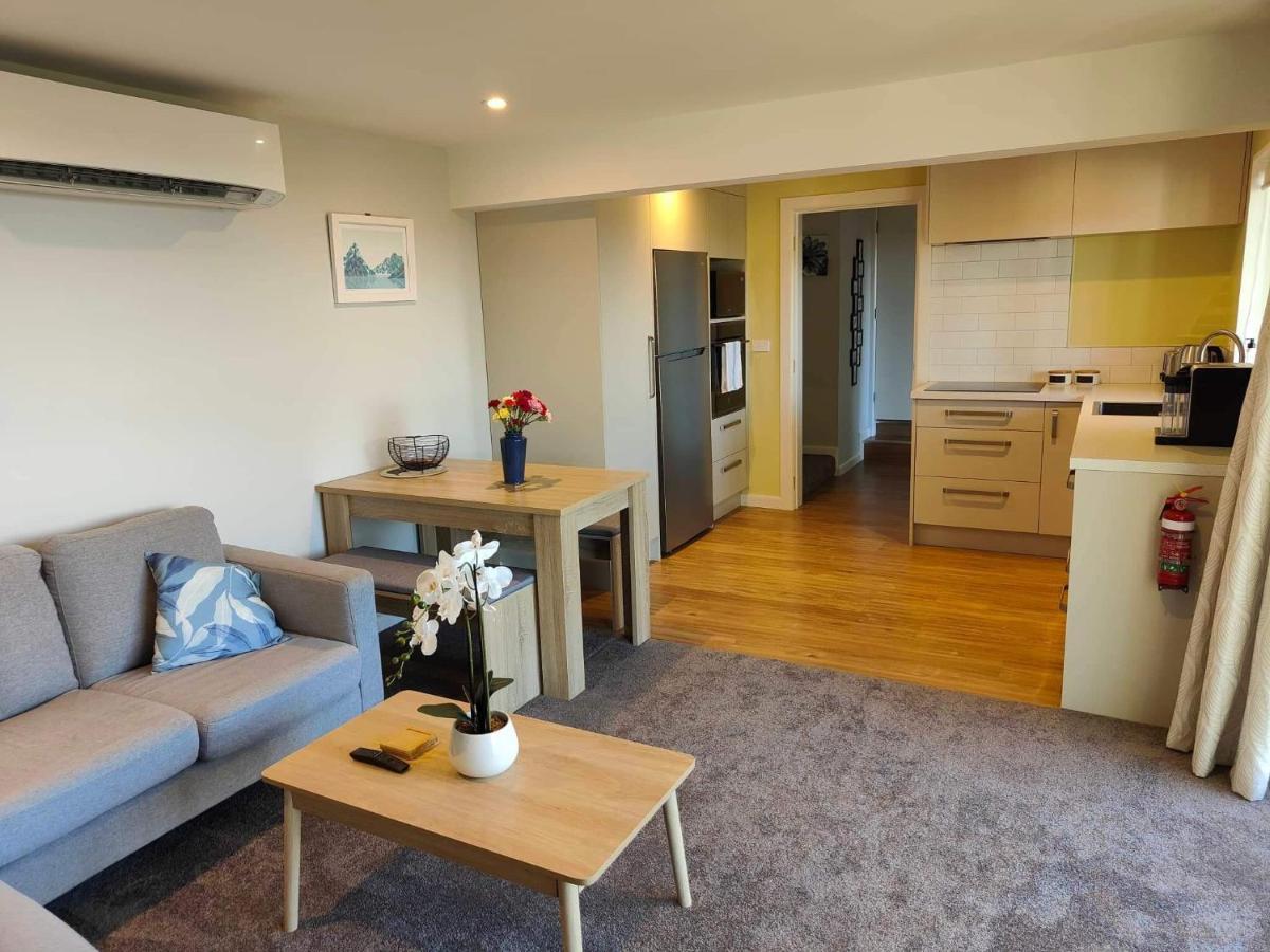 Fully Renovated Hillside Apartment Close To City Christchurch Extérieur photo